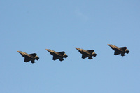4機で見事な編隊を組み、三沢基地上空を通過した「F-35A」。その雄姿には震えたぜ!