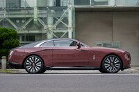 サイドビューでは、トップからリアまでシームレスに続くルーフラインや、モダンなヨットに着想を得たという下部サイドの“ワフトライン”などが特徴。空気抵抗係数を0.25に抑えるなど、エアロダイナミクスも優れている。