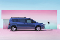 新型「グラン カングー」にはガソリン車とディーゼル車に加え、電気自動車「E-Tech」も設定される。E-Techは最高出力123PS、最大トルク245N・mを発生する電気モーターを搭載し、265kmの一充電航続距離(WLTP値)をうたう。