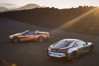 「BMW i8ロードスター」(左)と「BMW i8クーペ」(右)。
