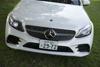 ダイヤモンドグリルやフィンを備えたサイドエアインテークはセットオプション「AMGライン」に含まれるもの。最長で650m先を照らせるというウルトラハイビーム付きLEDヘッドランプは標準装備となっている。