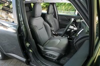 標準で装備されるレザーシート。前席はヒーター付きで、運転席には2wayのランバーサポートと8wayの電動調整機構も備わる。