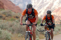 この日のヒーロー、オランダのエリック・デン・オーデンダマー。チームメイトの吉岡伸一を牽引して、MTB走行をする。2台をつなぐ、タイヤチューブが見える。