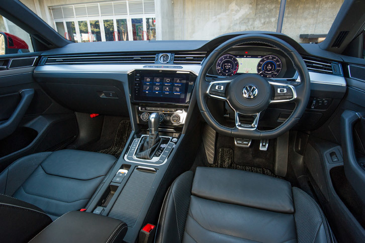 インテリアの仕様は1種類のみ。ブラックの内装色にアルミニウムの装飾パネルの組み合わせとなる。