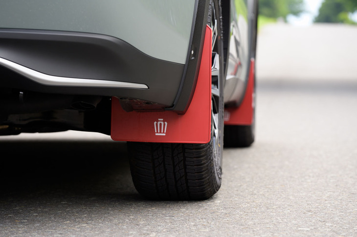 王冠マーク入りのマッドガードを装備。くすんだ赤の色合いがいい感じだが、長さはもう少しあってもいい。