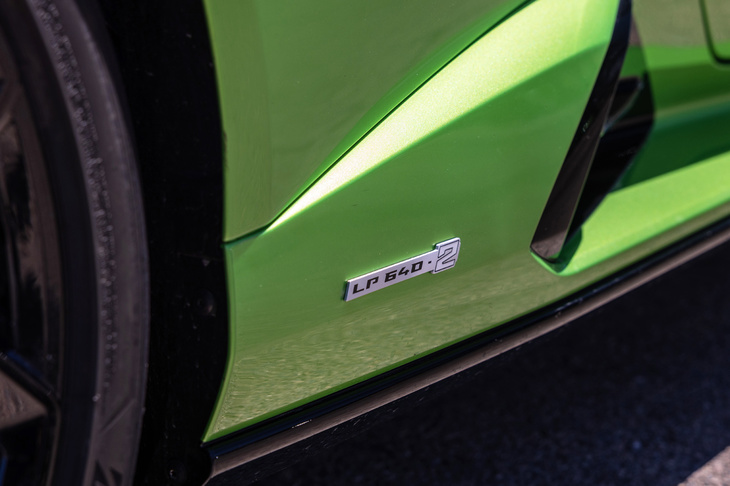 リアフェンダーパネルに貼られた「LP640-2」のバッジ。かつてのランボルギーニの命名法にならうと「エンジン縦置き、最高出力640PSの2輪駆動モデル」の意となる。