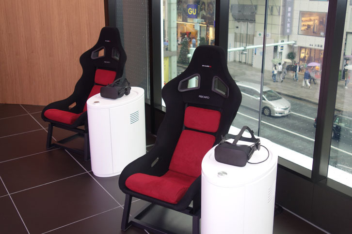 「スペシャルコンテンツ VRレーシング」では、「GT-R」のレース映像を360度VR体験できる。シートは本物の「GT-R NISMO」と同じもの。