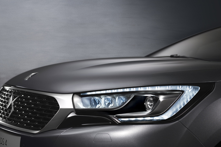 バイキセノンヘッドライトとLEDポジションランプからなる「DS LED VISION」。
