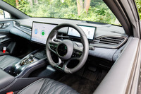 スエード調素材がたっぷりと使われたダッシュボードは上質感にあふれている。センターコンソールにはスマートフォンのワイヤレス充電器が2つ備わる。