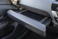 助手席の前方には「iPad」などのタブレット端末を収納するための引き出しを用意。グローブボックスはこの下に別に用意されている。