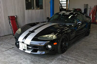 車検を終え、武蔵野への出立を待つ「バイパー」。洗車もされてさっぱりしたご様子だが、引き取る当方はフクザツな気分である。