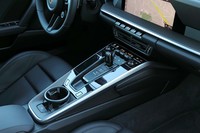 先代モデルではシフトセレクターの左右にびっしりと並べられていた物理スイッチが減らされ、すっきりとしたデザインに。