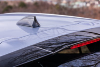 シャークフィンアンテナとハイマウントストップランプ内蔵のルーフスポイラーは、ブラックにペイントされた「STI Sport」の専用アイテム。