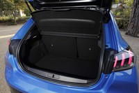 全車、荷室の容量(VDA方式)は5人乗車時で265リッター。EVではないエンジン搭載車では、フロア下に44リッターの予備スペースが確保される。