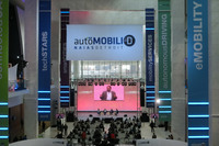 未来のモビリティーを提案する併催イベント、AutoMobili-Dの様子。初日のイーレン・チャオ運輸長官の講演以外はまさに“人気なし”だった。