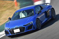 ミドシップのスーパースポーツ「R8」。かつてはスタンダードモデルと高性能モデルの2グレードが用意されていたが、今では後者のみがラインナップされる。