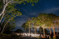 夕日で赤く染まった羊蹄山は徐々に紺色へと変化。昼間は27度あった気温が、19時ごろには20度以下となった。やはり北国、夏でも夜は涼しい。