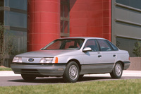 1986年に登場した、進歩的な空力ルックが特徴の初代「トーラス」。欧州と日本のライバルを徹底的に研究して開発され、1991年までの5年間に200万台以上を売るヒット作となった。これと2代目トーラス以降、北米で当たったフォードのセダンは存在しない。