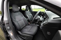 「エスプリ アルピーヌ」に採用されるバイオスキンとファブリックのコンビシート。運転席は電動調整機構付きで、助手席ともども2段階の温度調整式シートヒーターが装備される。