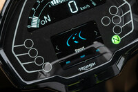 今回の改良では、「660」のライディングモードに「スポーツ」が追加され、モードの数は「スポーツ/ロード/レイン」の3種類に。「800」にも同様のライディングモードセレクターが採用されている。