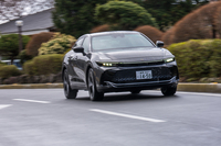 2022年10月にシリーズ第1弾として発売された「クラウン クロスオーバー」。リフトアップしたセダンのようなスタイリングで、実際にリアはハッチバックではなくトランクを採用している。