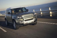 今回のドライブの友は、アウトドアフィールドにふさわしい新型「ランドローバー・ディフェンダー110 SE」。2リッターモデルとは思えないパワフルな走りが印象的だ。
