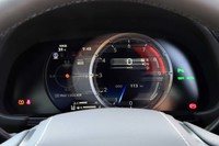 「IS300“Fスポーツ”」の計器盤。中央部がメーターリングごとスライドすることで、表示される情報が切り替わる。