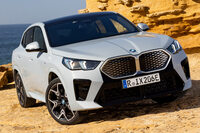 清水氏が大好きで、webCGほったが非常に苦手な現行「X2」。
ほった「……まぁ、こういうクルマがあってもいいんですけどね。全ラインナップが巨大キドニーになるんじゃなければ」
清水「そうそう。同じブランドでも、全ラインナップのデザインを統一する必要はないよ」