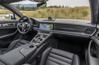 センターに備わる12.3インチタッチスクリーンが目を引くインテリア。その下のエアコンの操作パネルなどもタッチ操作式となっており、機械的なスイッチは少ない。