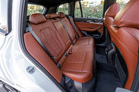 リアシートのバックレストは40:20:40の分割可倒式。センター部分のみを倒せば、スキーなどの長尺物を収納しながら4人分の座席を確保できる。