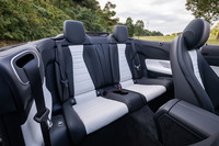 試乗車では「ディープホワイト/ブラック」色のナッパレザーシートが選択されていた。「Eクラス カブリオレ」の乗車定員は4人。後席は大人2人がしっかり座れる空間を有している。