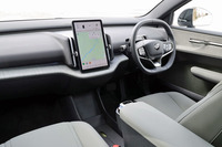 「EX30」に準じた「EX30クロスカントリー」のインストゥルメントパネル。センターに陣取る12.3インチの大型ディスプレイや、ダッシュボード上部に置かれたサウンドバータイプのharman/kardonプレミアムサウンド・オーディオシステムが個性と先進性を演出している。