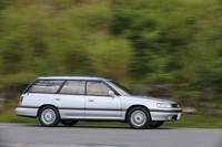 初代「レガシィ」シリーズは、1998年にセダンとツーリングワゴンが同時発表されたが、ツーリングワゴンの人気が一気に過熱。デビュー初年度にしてすでに、ツーリングワゴンがセダンの生産台数を上回ったという。1990年代に起きたRV(レクリエーショナルヴィークル)ブームの立役者にもなった。