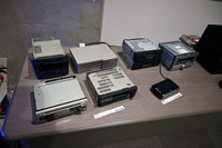 取材会の会場に展示された、往年の車載機器。これらの多くは開発チームのスタッフの私物である。