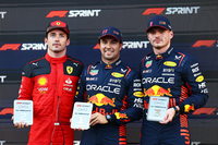 今季初のスプリントでは、新設されたスプリント向けの予選「スプリント・シュートアウト」で2位からスタートしたレッドブルのペレス(写真中央)が優勝。フェラーリのルクレール(同左)はトップを守り切ることができず2位、レッドブルのフェルスタッペン(同右)は、スプリントのスタートでメルセデスのジョージ・ラッセルと接触、マシンにダメージを負いながらの3位だった。(Photo=Getty Images / Red Bull Content Pool)