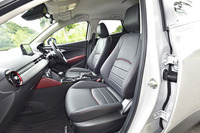 「20Sプロアクティブ」グレードには、合皮とクロスのコンビネーションシートが装着される。