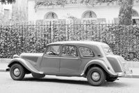 6ライトの大型キャビンと、2.9リッター直6エンジンが特徴の「15CV-SIXファミリアール」。モデル末期の15CVには、リアにハイドロニューマチックシステムを採用したモデルも設定された。