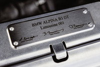 エンジンルームの前方フレームに、車名とシリアルナンバー入りのプレートが装着される。写真は今回試乗した「B3 GTリムジン アルラット」のもの。