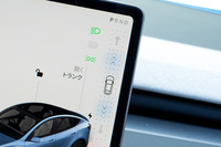 なんとシフトセレクターもタッチスクリーンに統合。スワイプ操作で前進/後退を切り替える。