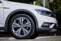 試乗車には前後とも235/45R18サイズの「コンチネンタル・コンチスポーツコンタクト5」タイヤが装着されていた。