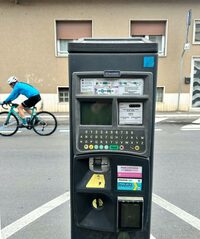 シエナ県の別の地域で見つけたチケット発給機。