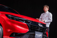 開発を担当したホンダアクセスの開発部NVD2ブロックチーフエンジニア湯沢峰司氏。ブラック加飾のLEDヘッドランプやフロントグリルは「ヴェゼルe:HEVモデューロX」の専用アイテムとなる。