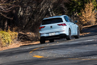 足まわりはフロントがストラットでリアがマルチリンク(ベーシックグレードはトーションビーム)。「eTSI Rライン」は専用のスポーツサスを装備する。