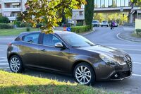 極めて丁寧に手入れされている「アルファ・ロメオ・ジュリエッタ」。シエナ県で2025年9月撮影。