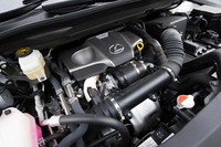 「RX200t “Fスポーツ”」は、最高出力238ps、最大トルク35.7kgmの2リッターターボエンジンを搭載する。