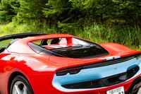 「296GTB」と同等の空力効果・熱効果を実現すべく設計されたトノカバー。オープン時には、「F8スパイダー」では左右のバットレスのみが残る意匠となっていたが、「296GTS」では、バットレスの上部をつなぐ梁(はり)も残るかたちとなっている。