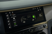 プライグインハイブリッド車の新型「コンチネンタルGTスピード」「コンチネンタルGTCスピード」は、容量25.9kWhのバッテリーをリアアクスル後方に搭載。一充電あたり81kmのEV走行が可能となっている。