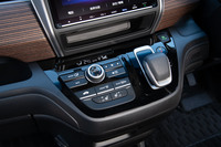 センターコンソールに備わるシフトセレクター。予防安全装備については、後方誤発進抑制制御機能が追加されたほか、交通標識の認識機能を英語併記の「止まれ/STOP」の標識に対応させた。