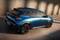 丸型テールランプは「ランチア・ストラトス」へのオマージュである。今回はEV版のみの発表だったが、2024年5月にはマイルドハイブリッド版が、2025年には高性能版の「HF」が追加される予定だ。ただし2026年以降のランチアは、100%EVのみになるとも明らかにしている。