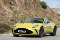 2024年2月にデビューした改良型「アストンマーティン・ヴァンテージ」。ハードコアスポーツカーとしての性格を強めつつ、車内の快適性や質感の向上も図られている。